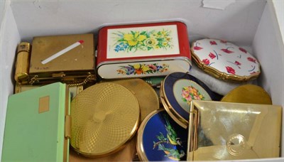 Lot 201 - A collection of powder compacts