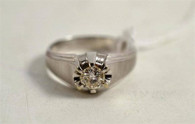 Lot 203 - A gent's diamond solitaire ring