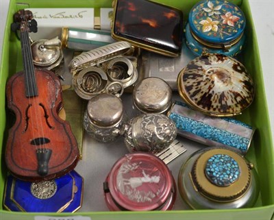 Lot 288 - A collection of small items including a silver cigarette case, vesta case, sovereign case,...