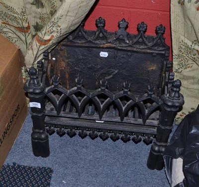 Lot 550 - Gothic style grate