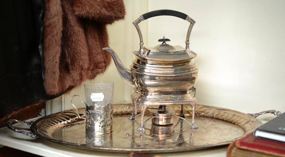Lot 86 - Plated spirit kettle on stand, a plated oval tray, Silver Jubilee silver wine label and an...