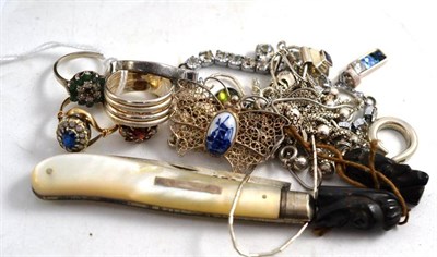 Lot 98 - Silver and costume jewellery