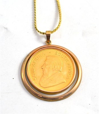 Lot 103 - A 1/2 Krugerrand coin loose mounted as a pendant on a fancy link necklace