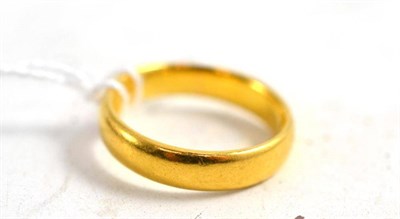 Lot 114 - A 22ct gold band ring
