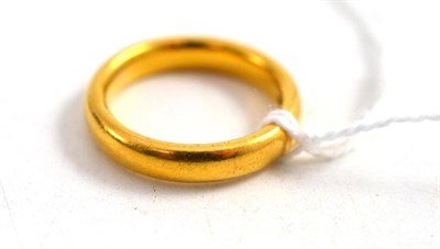 Lot 126 - A 22ct gold band ring