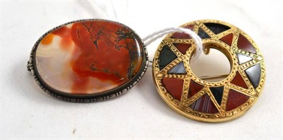 Lot 267 - A hardstone brooch and an agate brooch