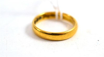 Lot 391 - A 22ct gold band ring