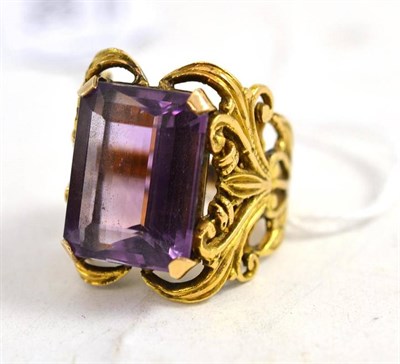 Lot 399 - An amethyst ring, stamped '18ct'