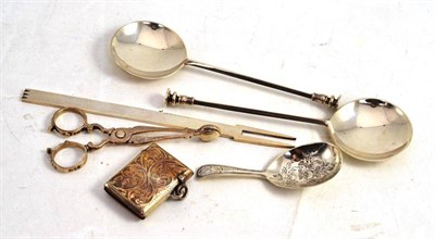 Lot 516 - A silver vesta case, two modern seal top spoons, sugar nips, pickle fork and caddy spoon