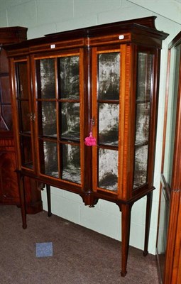 Lot 616 - An Edwardian inlaid mahogany break front salon cabinet