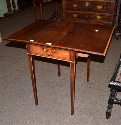 Lot 729 - An early 19th century mahogany small Pembroke table