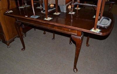 Lot 759 - Early 20th century walnut extending table