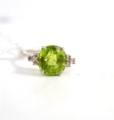 Lot 56 - An 18ct gold peridot and diamond ring