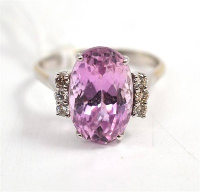 Lot 62 - An 18ct gold kunzite and diamond ring