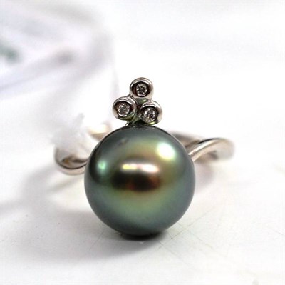 Lot 190 - An 18ct white gold Tahitian pearl ring