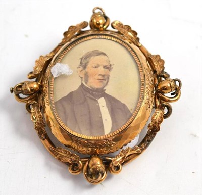 Lot 208 - Pinchbeck portrait brooch