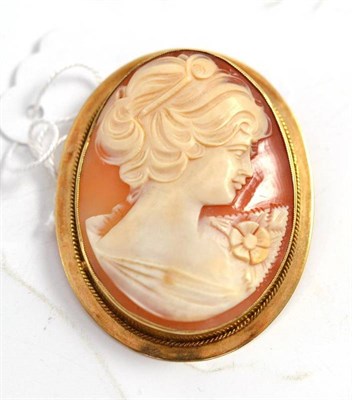 Lot 216 - A 9ct gold cameo brooch