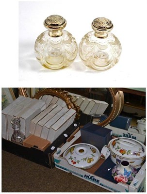 Lot 375 - A mixed lot including a pair of silver mounted cut glass scent bottles with embossed lids, assorted