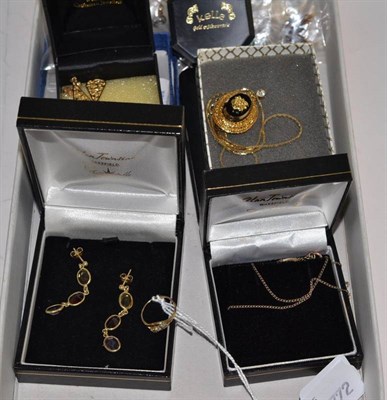 Lot 162 - A quantity of gold and silver earrings