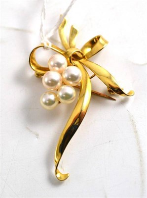 Lot 170 - A cultured pearl brooch, stamped 'K14'