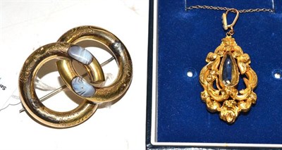 Lot 171 - An agate set knot brooch and a pendant (converted) on chain