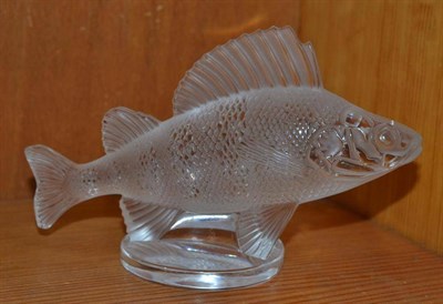 Lot 220 - A modern Lalique frosted and clear glass fish paperweight, script mark, 10cm (post 1947)