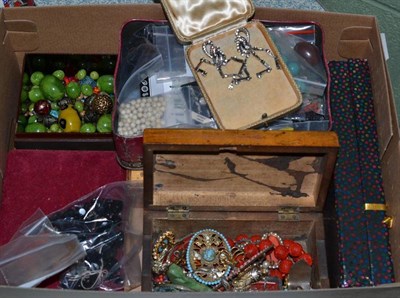 Lot 272 - A box of costume jewellery