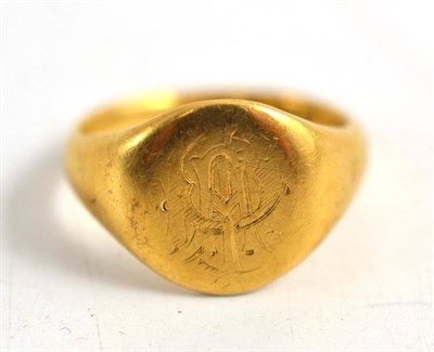 Lot 339 - An 18ct gold signet ring