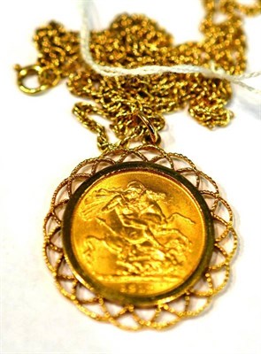 Lot 381 - A George V (1912) sovereign loose mounted in a pendant on a fancy link charm