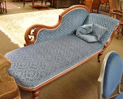 Lot 512 - Victorian chaise longue