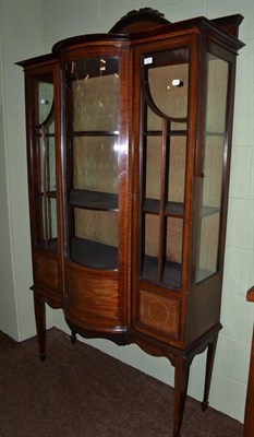 Lot 557 - An Edwardian mahogany display cabinet with satinwood stringing and marquetry decoration with...