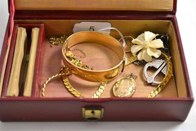 Lot 5 - A jewellery box containing a 9ct gold signet ring, a chain, a silver brooch and assorted other...
