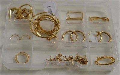 Lot 20 - Assorted 9ct gold and unmarked pairs of earrings, and odd earrings (many a.f.)