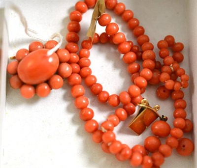 Lot 30 - Coral bead necklace with gold clasp bearing French owl import mark