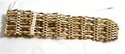 Lot 32 - A 9ct gold gate bracelet