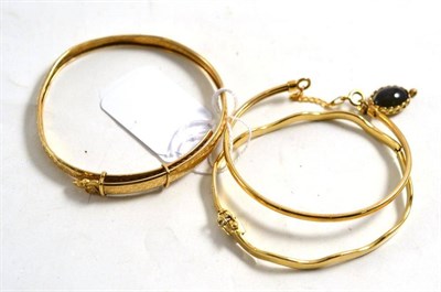 Lot 39 - Two 9ct gold bangles and an unmarked patterned bangle (a.f.) (3)