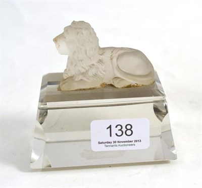 Lot 138 - A glass lion paperweight