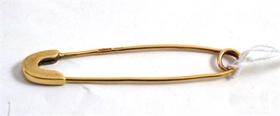Lot 177 - A 9ct gold safety pin