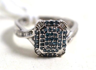 Lot 191 - A blue and white diamond cluster ring