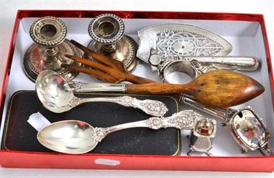 Lot 365 - Mixed silver comprising: broken George III fish slice and a sifter ladle, pair of Edwardian...