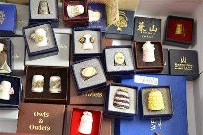 Lot 370 - A quantity of thimbles in a box