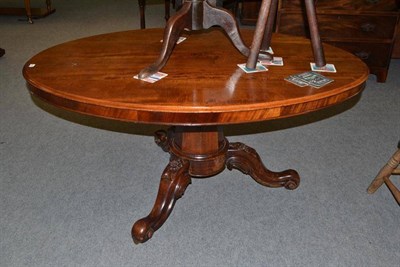 Lot 498 - A Victorian mahogany oval loo table