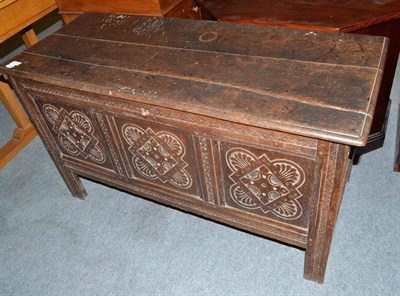 Lot 533 - 17th century oak coffer