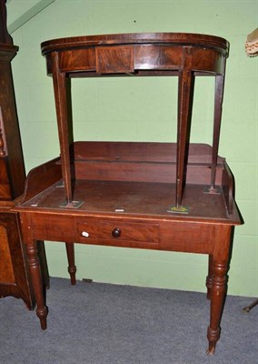 Lot 552 - A card table and a washstand