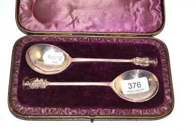 Lot 376 - A pair of Georgian silver apostle spoons (cased)