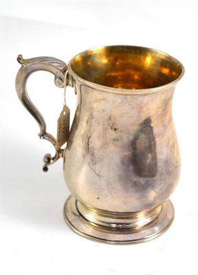 Lot 402 - George III silver mug, 1771