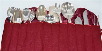 Lot 423 - Two pairs of 800 standard silver salad servers, two larger sets of servers, one cake slice, carving