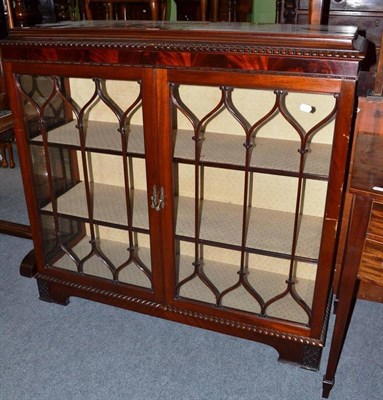 Lot 542 - A good quality mahogany display cabinet