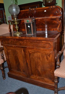 Lot 548 - A Victorian mahogany chiffonier