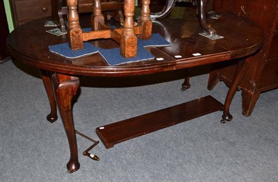 Lot 611 - Early 20th century mahogany Queen Anne style dining table